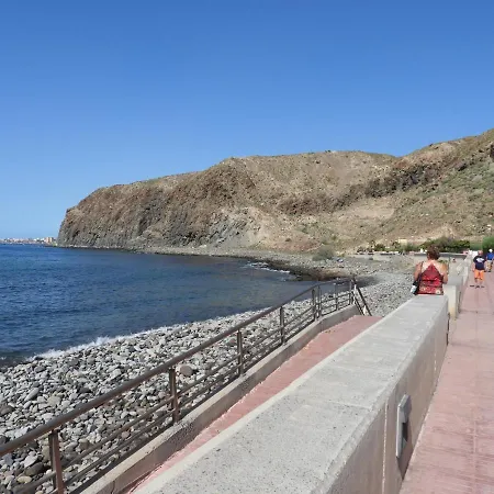 Luminoso Y Elegante, Piscinas Y Pistas De Pádel