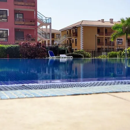 Luminoso Y Elegante, Piscinas Y Pistas De Pádel
