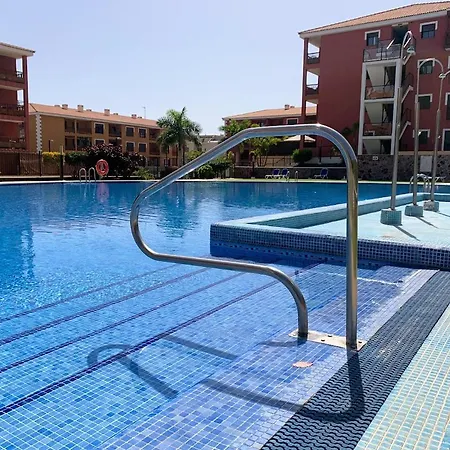 Luminoso Y Elegante, Piscinas Y Pistas De Pádel *